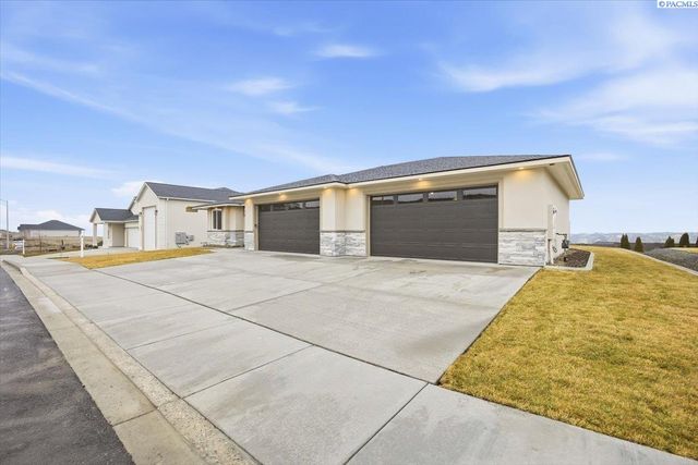 825 Thebes St, West Richland, WA 99353