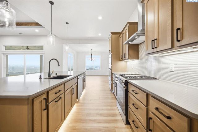 825 Thebes St, West Richland, WA 99353