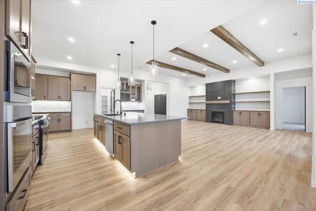 825 Thebes St, West Richland, WA 99353