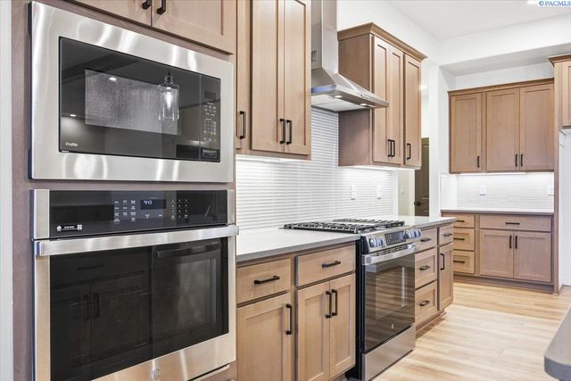 825 Thebes St, West Richland, WA 99353