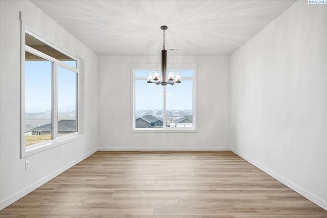 825 Thebes St, West Richland, WA 99353