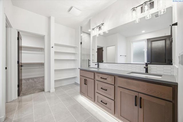 825 Thebes St, West Richland, WA 99353