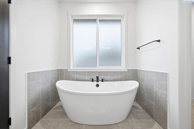 825 Thebes St, West Richland, WA 99353