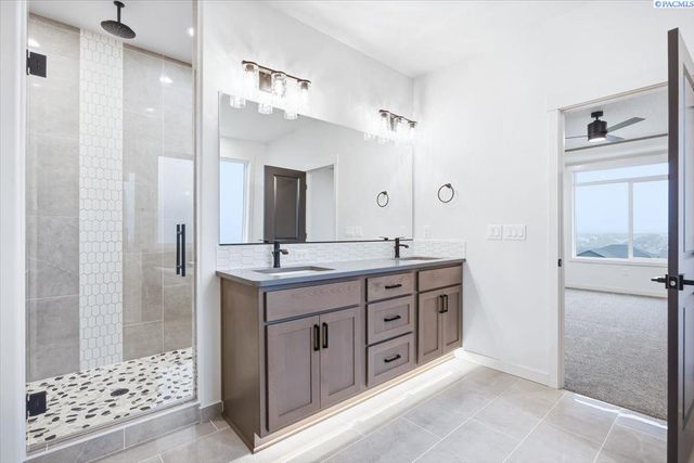 825 Thebes St, West Richland, WA 99353