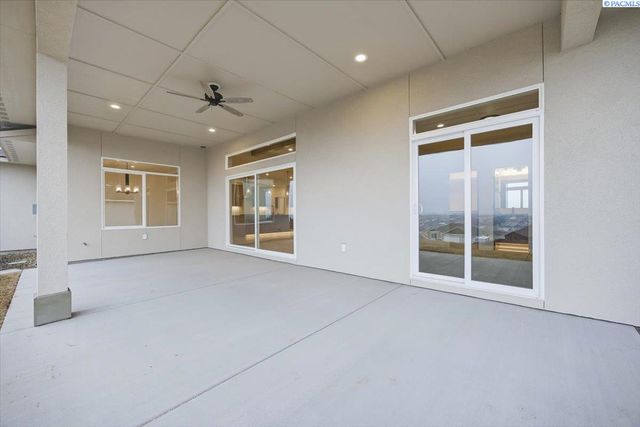 825 Thebes St, West Richland, WA 99353