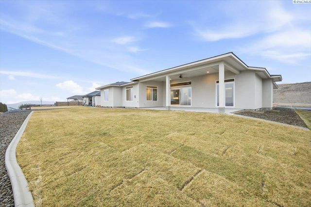 825 Thebes St, West Richland, WA 99353