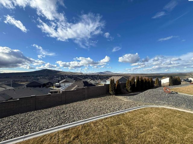 825 Thebes St, West Richland, WA 99353