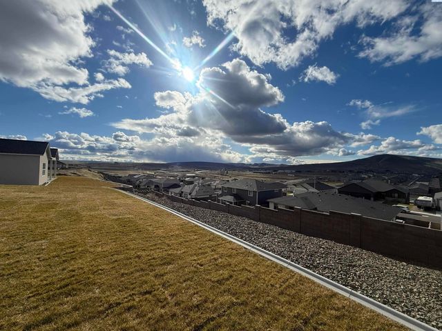 825 Thebes St, West Richland, WA 99353