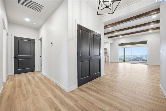 825 Thebes St, West Richland, WA 99353