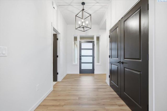 825 Thebes St, West Richland, WA 99353