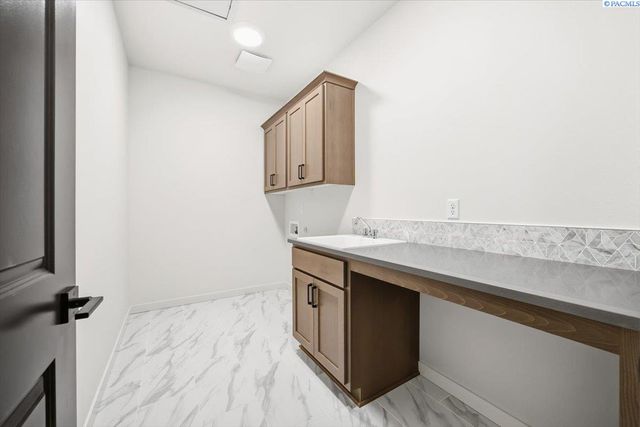 825 Thebes St, West Richland, WA 99353