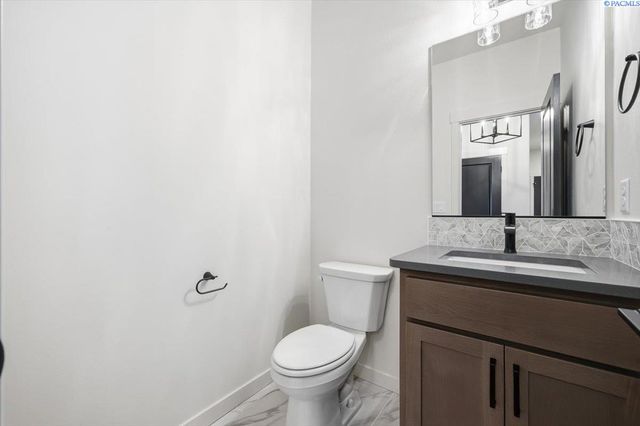 825 Thebes St, West Richland, WA 99353