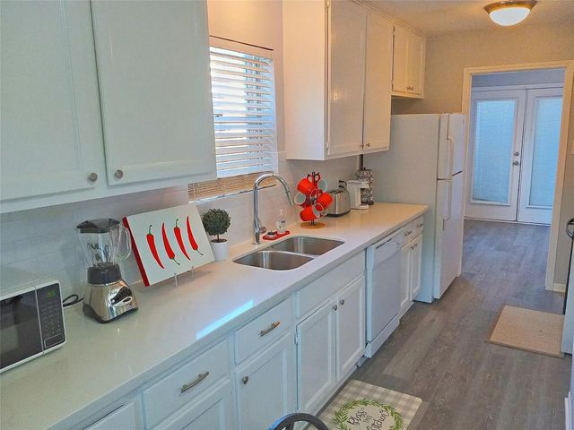 800 Country Place Drive 909, Houston, TX 77079