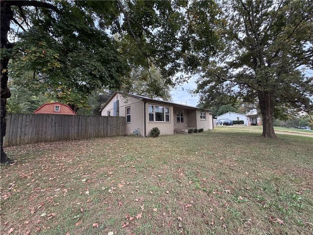 707 S Parrott Drive, Huntsville, AR 72740