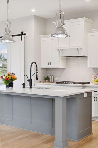 25 Summit Farm Lane, Gem Lake, MN 55110