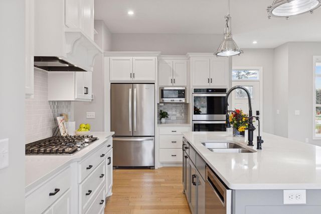 25 Summit Farm Lane, Gem Lake, MN 55110