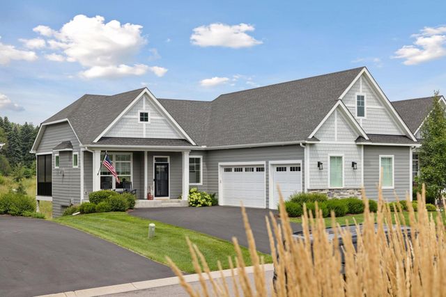 25 Summit Farm Lane, Gem Lake, MN 55110