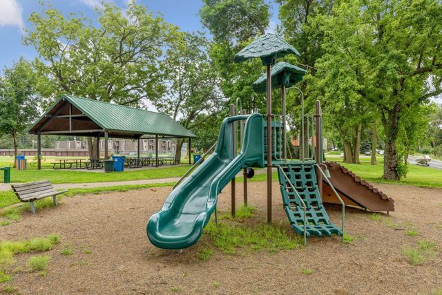 25 Summit Farm Lane, Gem Lake, MN 55110