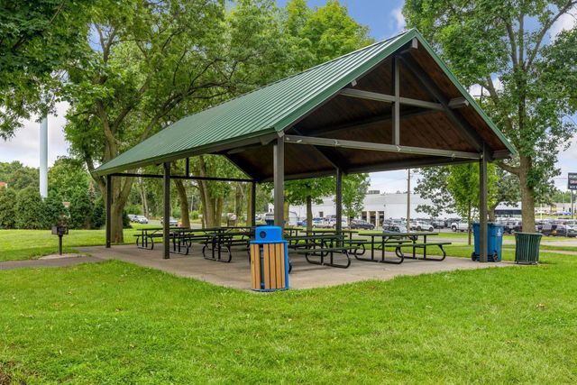 25 Summit Farm Lane, Gem Lake, MN 55110