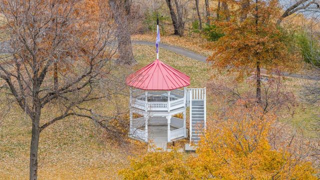 25 Summit Farm Lane, Gem Lake, MN 55110