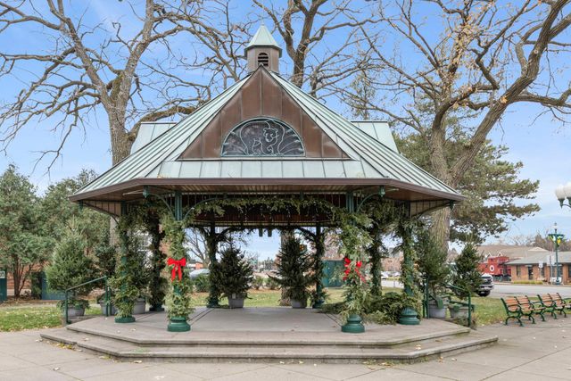 25 Summit Farm Lane, Gem Lake, MN 55110