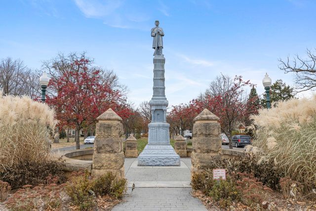 25 Summit Farm Lane, Gem Lake, MN 55110