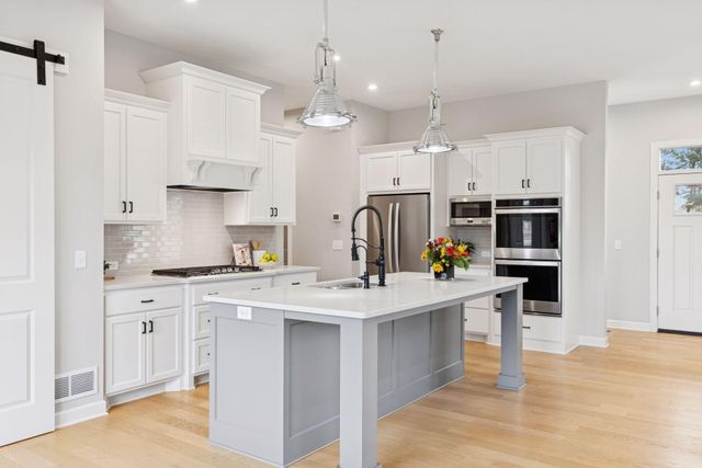 25 Summit Farm Lane, Gem Lake, MN 55110