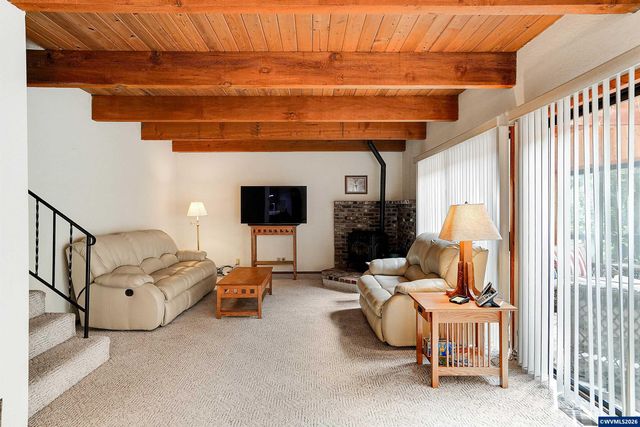 375 Pioneer Rd, Dallas, OR 97338