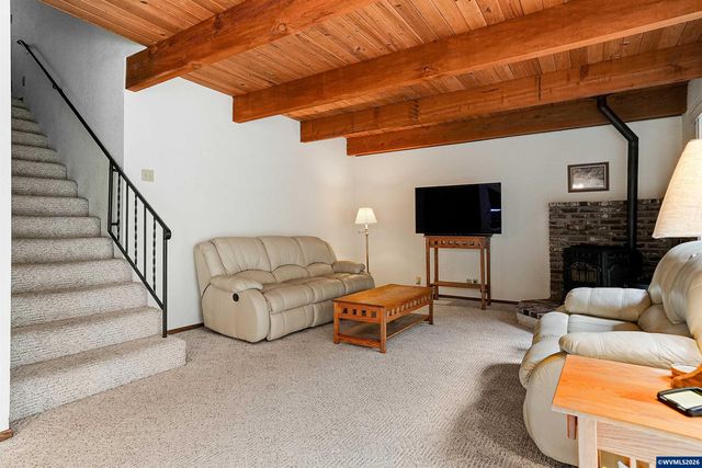 375 Pioneer Rd, Dallas, OR 97338