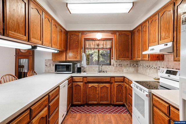 375 Pioneer Rd, Dallas, OR 97338