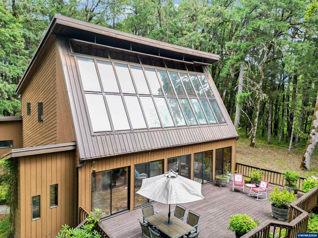 375 Pioneer Rd, Dallas, OR 97338