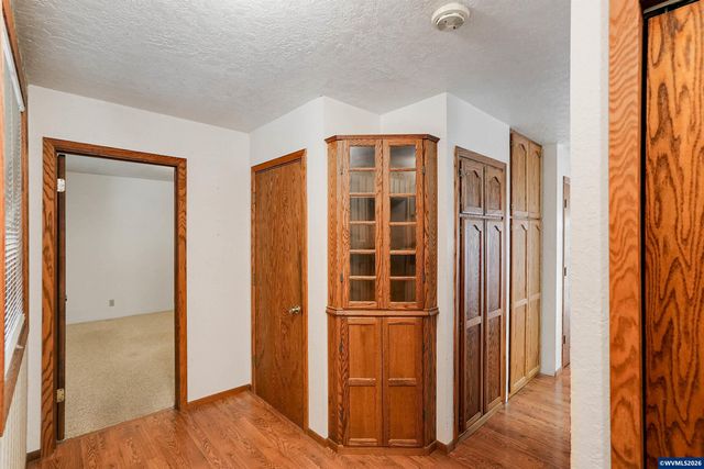 375 Pioneer Rd, Dallas, OR 97338