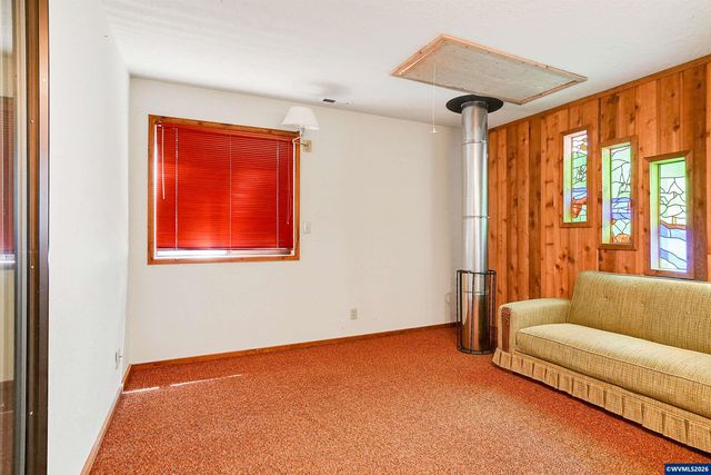 375 Pioneer Rd, Dallas, OR 97338