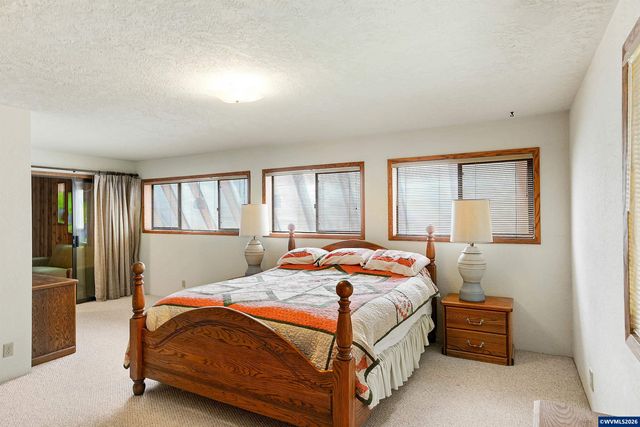 375 Pioneer Rd, Dallas, OR 97338