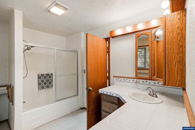 375 Pioneer Rd, Dallas, OR 97338