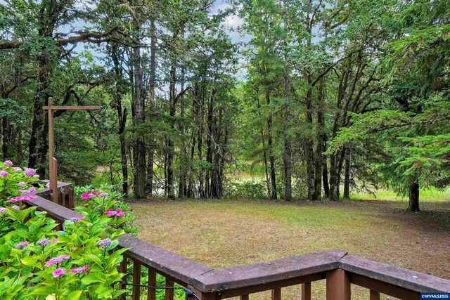 375 Pioneer Rd, Dallas, OR 97338