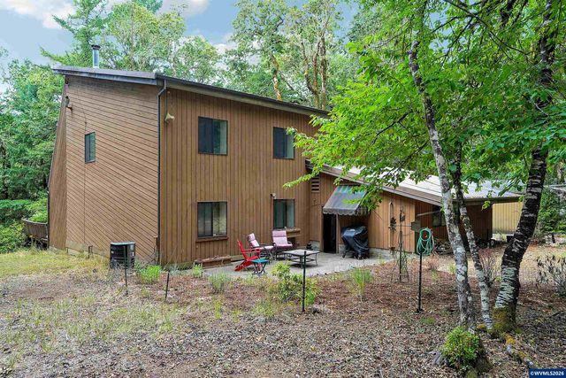 375 Pioneer Rd, Dallas, OR 97338