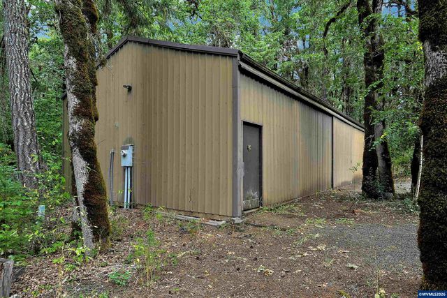 375 Pioneer Rd, Dallas, OR 97338