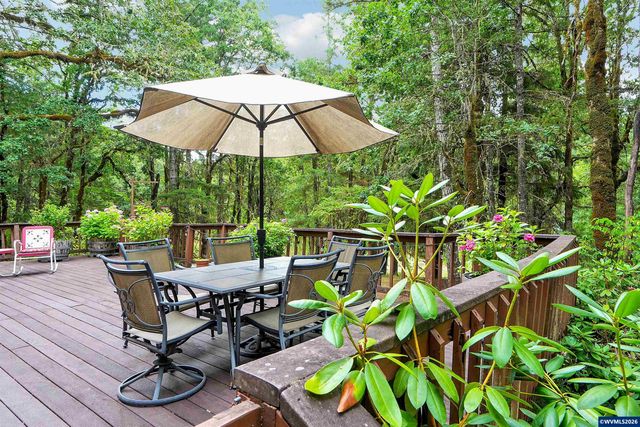 375 Pioneer Rd, Dallas, OR 97338