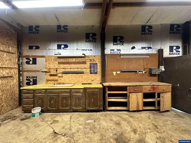 375 Pioneer Rd, Dallas, OR 97338