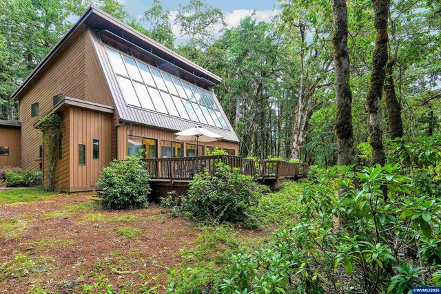 375 Pioneer Rd, Dallas, OR 97338