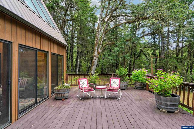 375 Pioneer Rd, Dallas, OR 97338