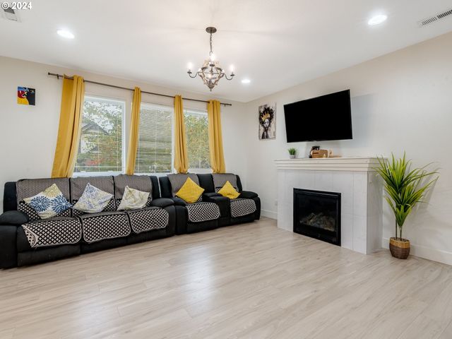 579 Nw ADAMS Ave, Hillsboro, OR 97124