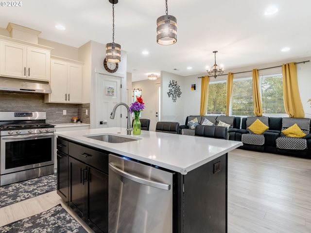 579 Nw ADAMS Ave, Hillsboro, OR 97124