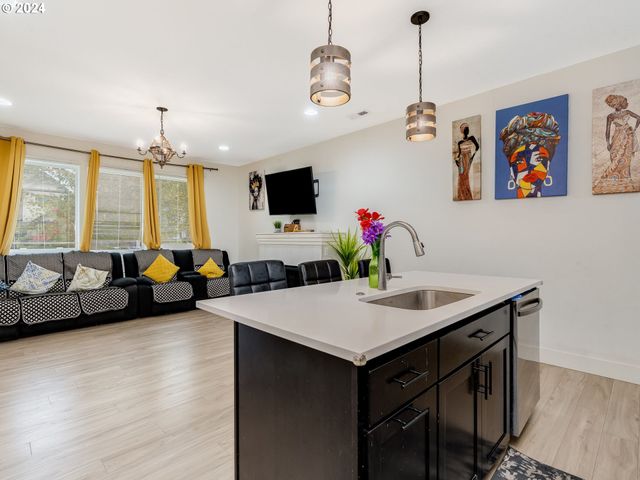 579 Nw ADAMS Ave, Hillsboro, OR 97124