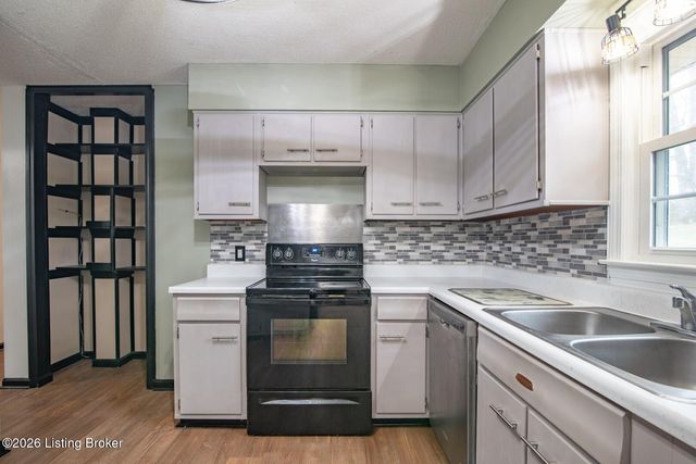 1104 Ellen Dr, Radcliff, KY 40160