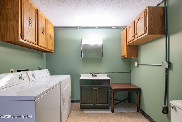 1104 Ellen Dr, Radcliff, KY 40160