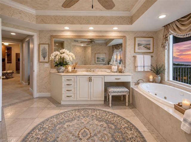 6597 Nicholas BLVD 804, Naples, FL 34108