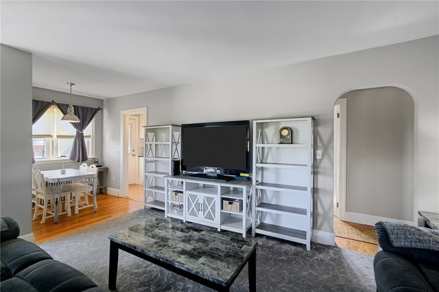 7 Thurston Avenue, Portsmouth, RI 02871