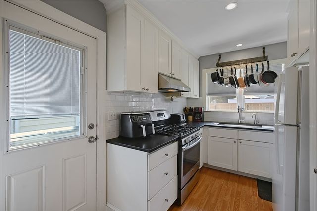 7 Thurston Avenue, Portsmouth, RI 02871